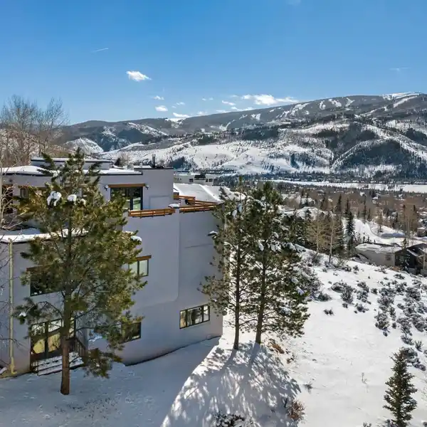 SIX BEDROOM HOME IN SOUGHT-AFTER SINGLETREE