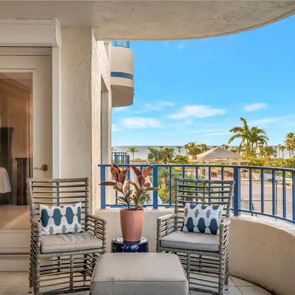 BEAUTIFUL HOME IN SOLAMAR IN THE HEART OF PARK SHORE