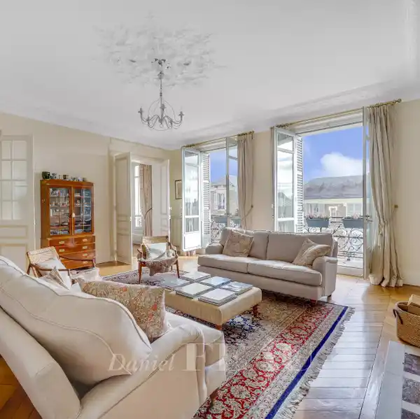 BEAUTIFUL APARTMENT IN A RARE HAUSSMANNIAN BUILDING