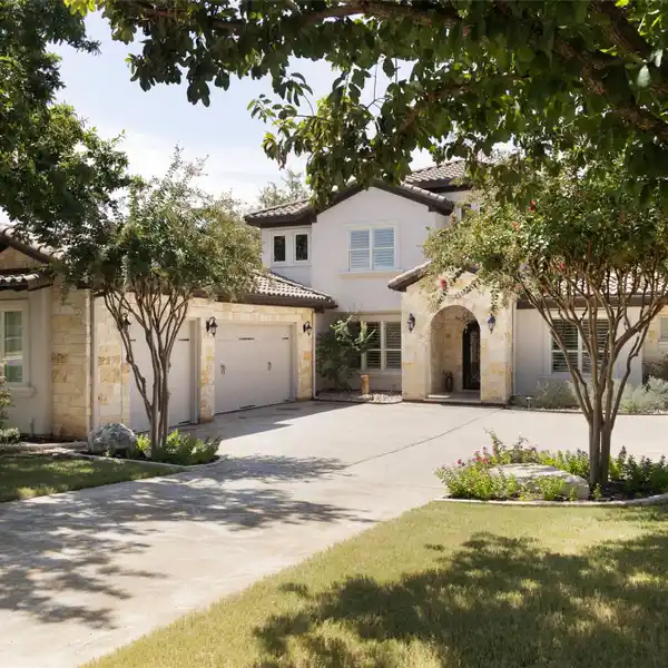 STUNNING MODERN RESIDENCE IN FLINT ROCK FALLS
