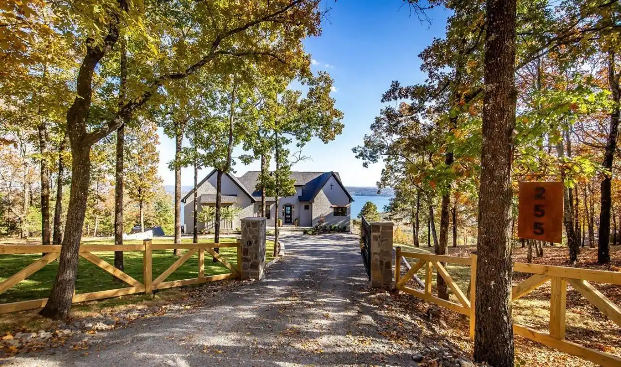 Lakeview Masterpiece in the Beautiful Diamond Bluff