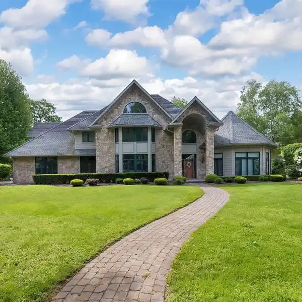 LUXURY MEETS SOPHISTICATION