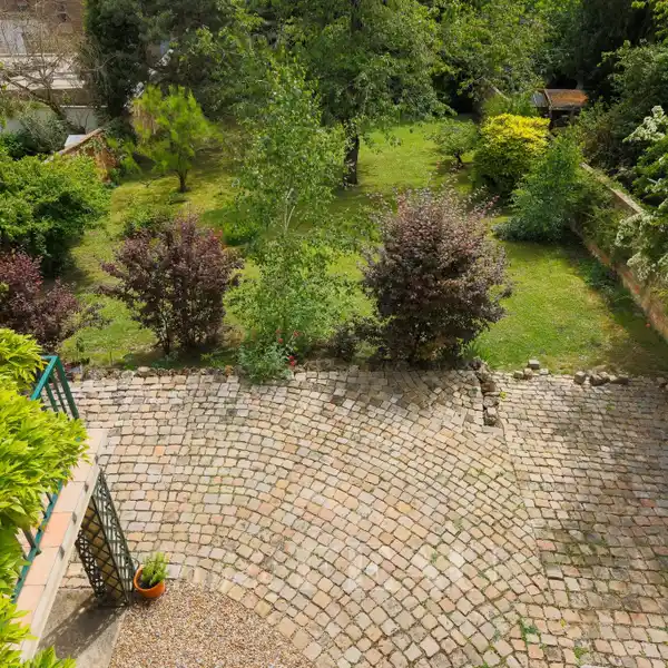 SPACIOUS HOME OVERLOOKING GARDEN