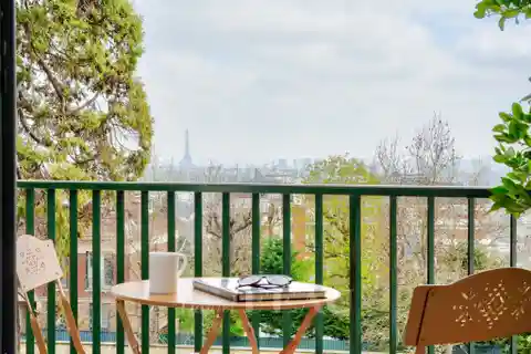 Charming Flat with Open Capital Views