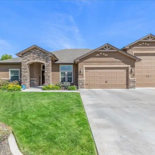 STUNNING SINGLE-LEVEL HOME IN THE LAKES AT PRISTINE MEADOWS