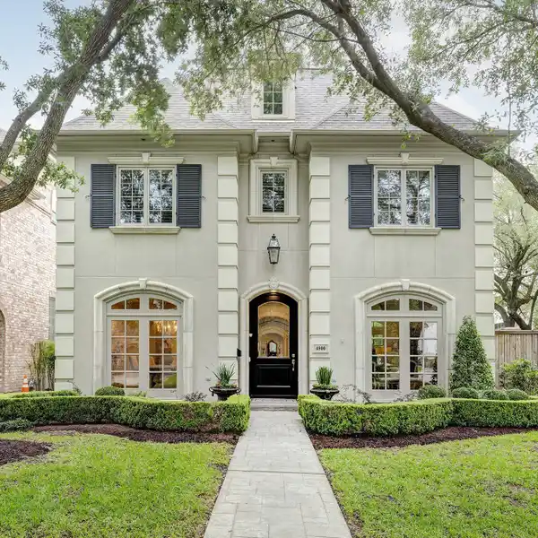 LUXURY LIVING WITH WALKABLE ACCESS AND PRIVACY