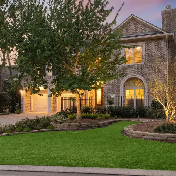 EXQUISITE CUSTOM HOME IN DESIRABLE SILVERMONT