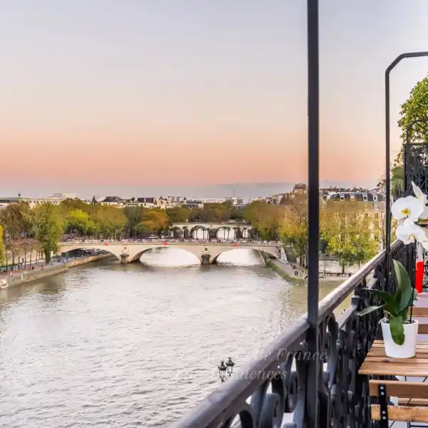 FOURTH FLOOR APARTMENT WITH EXCEPTIONAL OPEN VIEWS