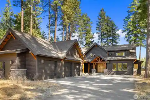 Furnished Luxury Retreat with Eco-Friendly Features