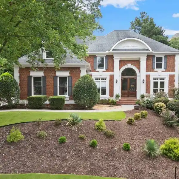 ELEGANT GLEN ABBEY HOME WITH GRAND LIVING SPACES