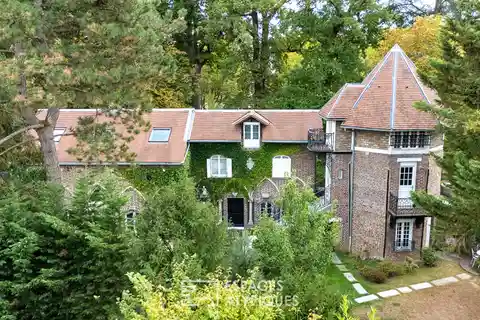 Magnificent Completely Renovated 1830 Farmhouse