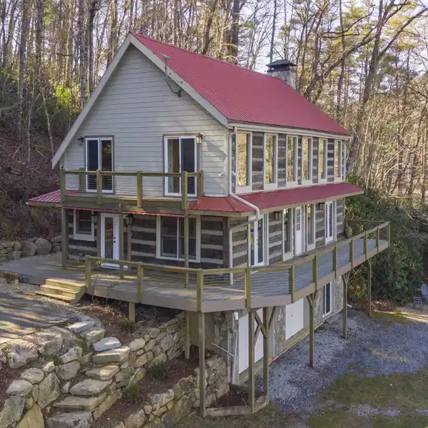 SECLUDED LAKEFRONT RETREAT NESTLED ON LAKE GLENVILLE