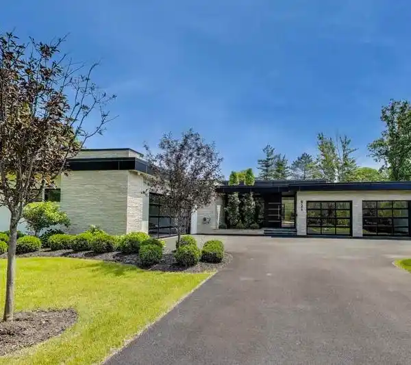 MODERN LUXURY WITH EVERYDAY COMFORT IN A PRIME LOCATION