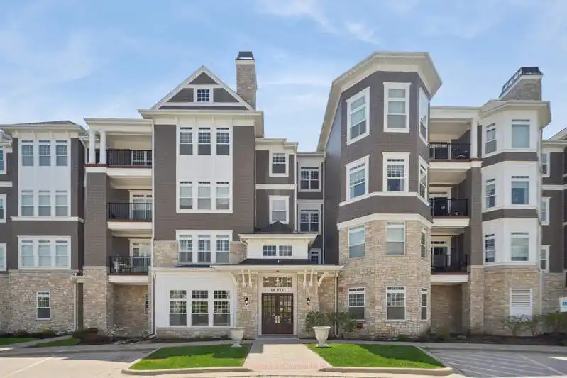 Luxury Living in the Hamptons of Hinsdale