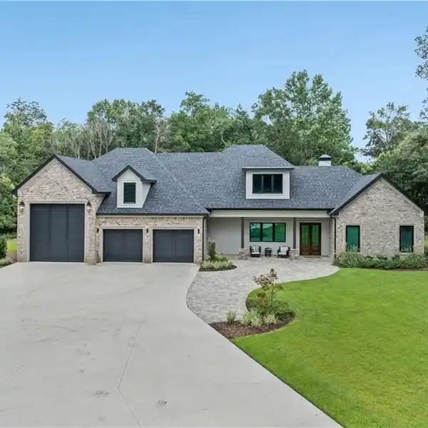 MODERN HOME BLENDING PRIVACY, NATURE, AND STYLE