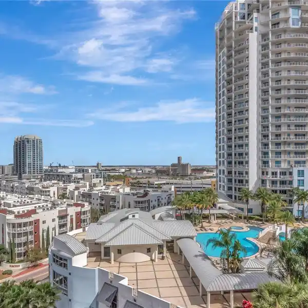COMFORT AND STYLE IN THE TOWERS OF CHANNELSIDE
