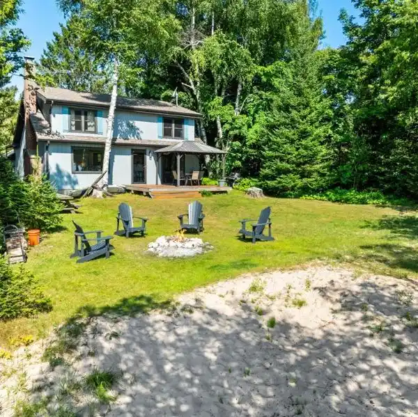 LAKE MICHIGAN RETREAT WITH PRIVATE BEACH