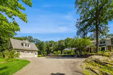 Elegant Hudson Ridge Residence with Indoor-Outdoor Living