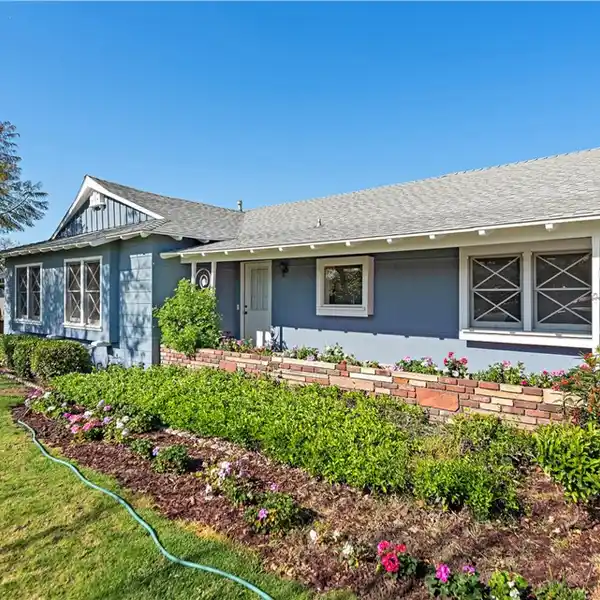 LOVINGLY MAINTAINED HOME IN WEST FLORAL PARK