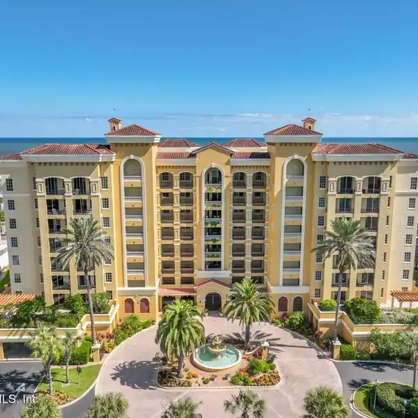STUNNING VIEWS FROM THIS OCEANFRONT CONDO