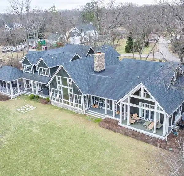 PRIVACY AND ELEGANCE ON A PREMIER STREET