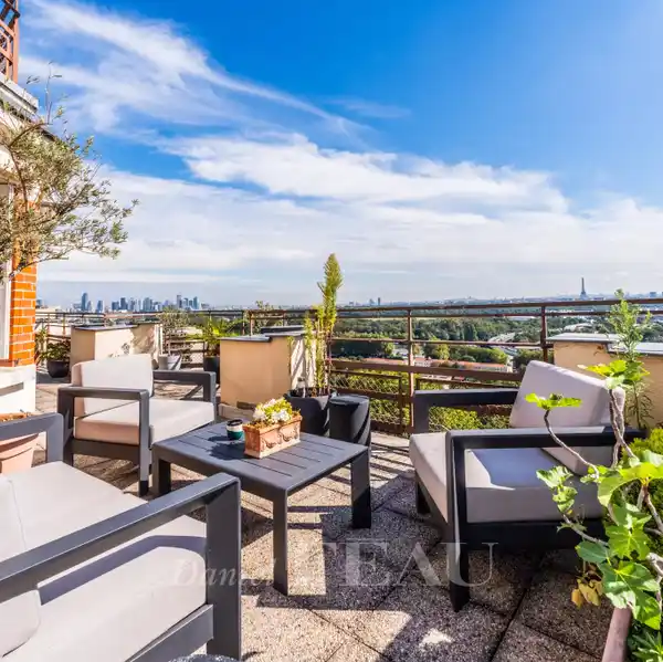 BRIGHT APARTMENT WITH A LARGE TERRACE