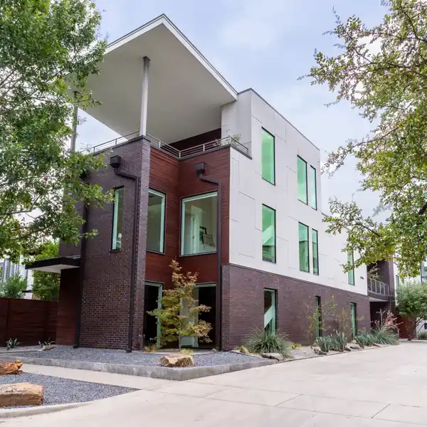 MODERN CONTEMPORARY IN PRIME KNOX-HENDERSON LOCATION