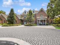 TRANQUIL IN-TOWN COUNTRY RETREAT.