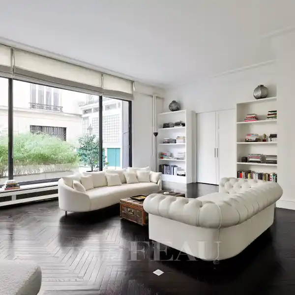 LOVELY FIRST FLOOR APARTMENT OVERLOOKING COURTYARD