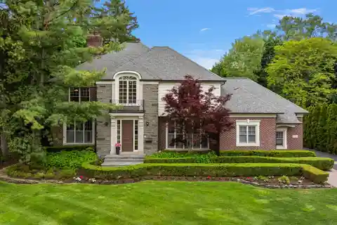 Estate-sized Property with a Versatile Plan