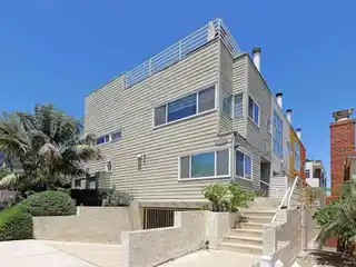 Tri-Level Townhome with Panoramic Bay Views