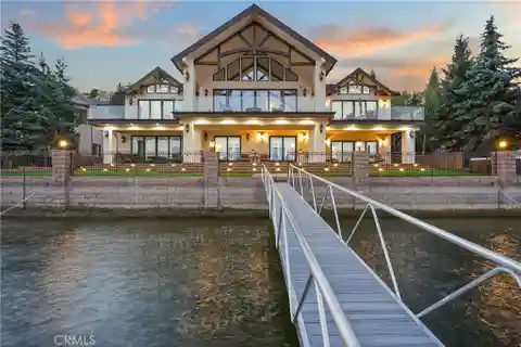 Luxurious Modern Lakefront Home