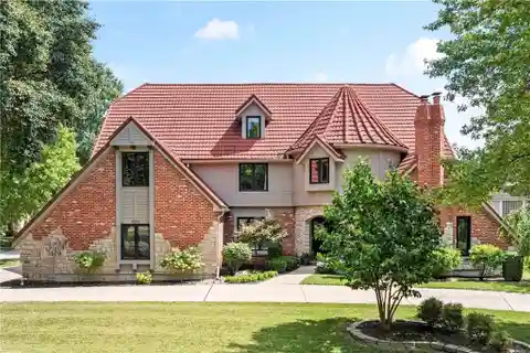 Remarkable Home Blending Elegance and Comfort