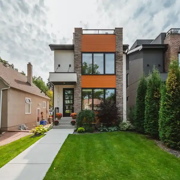 STRIKING HOME WITH ROOFTOP SKYLINE VIEWS