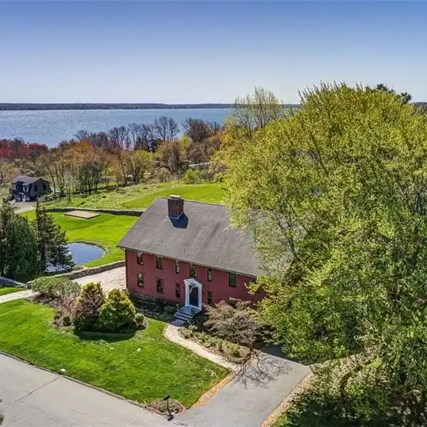 CLASSIC NEW ENGLAND ARCHITECTURE MEETS MODERN LIVING