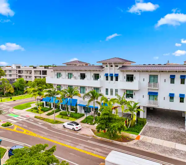 FABULOUS TURNKEY OPPORTUNITY IN THE HEART OF OLDE NAPLES
