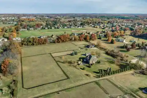 Elegant Country Retreat with Boutique Horse Barn