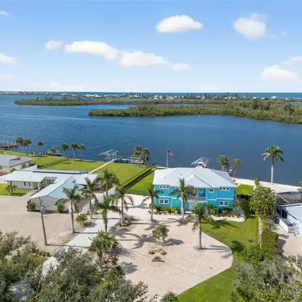 SUPERBLY CRAFTED LUXURY WATERFRONT RESIDENCE