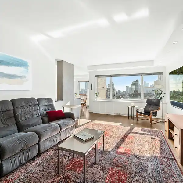 SPECTACULAR PENTHOUSE HIGH ABOVE THE CITY