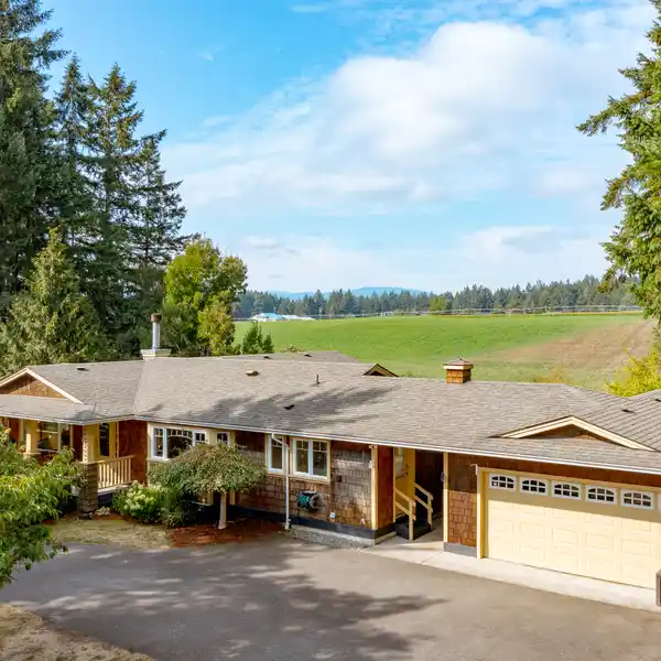 RANCHER-STYLE RESIDENCE ON 2.1-ACRES