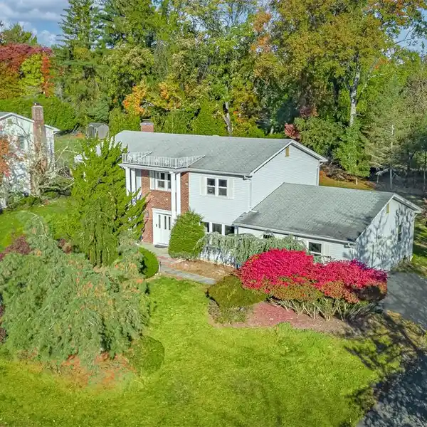 INVITING HOME WITH MODERN COMFORT AND FLEXIBILITY