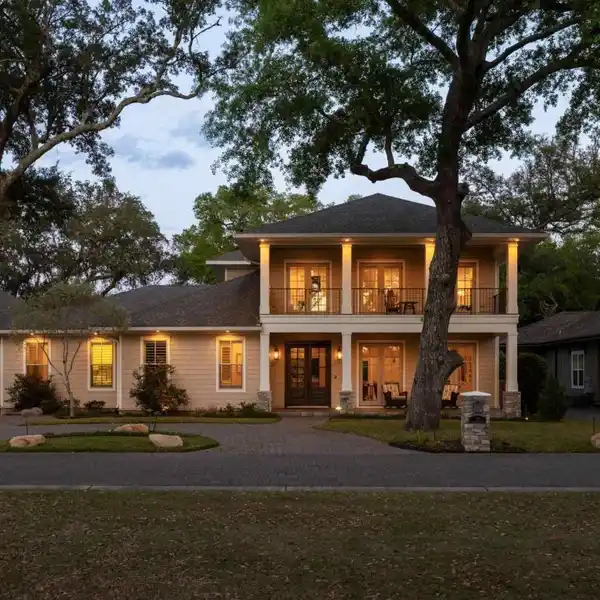 EXQUISITE HOME IN EXCLUSIVE EMANUEL POINT