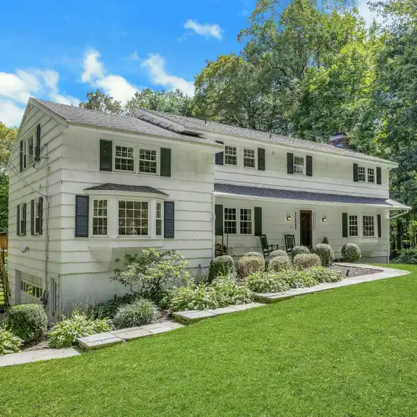 THE BEST OF TOWN AND COUNTRY LIVING IN MIMOSA ESTATES