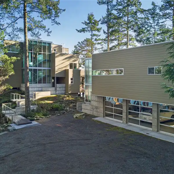 STUNNING GLASS AND STEEL HOME