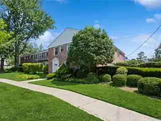 Maisonette Living with Refined Architectural Character