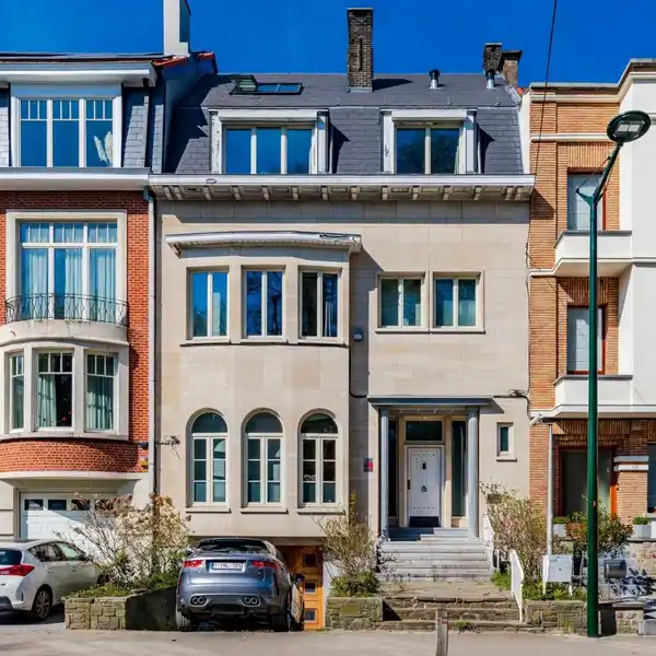 ELEGANT COMPLETELY RENOVATED RESIDENCE