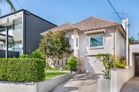 Unparalleled Opportunity on an Exclusive Harbourfront Cul-de-sac