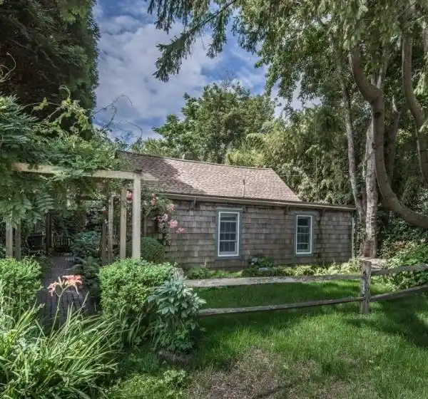 CHARMING 1750 COTTAGE WITH MODERN COMFORTS