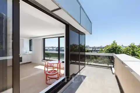 Beautiful Apartment with Expansive Balcony