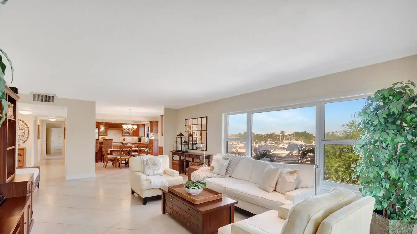 Spacious Northeast Corner Split Bedroom Unit